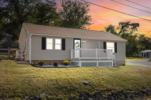 42 Breezewood Dr, Staunton, VA 24401