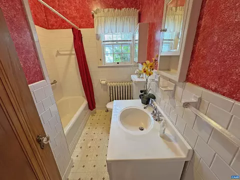 Bath - 304 Crompton Rd, Waynesboro, VA 22980 photo 1 of 2
