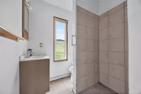 Bath - 84 Overlook Ave, Mount Sidney, VA 24467 photo 1 of 1