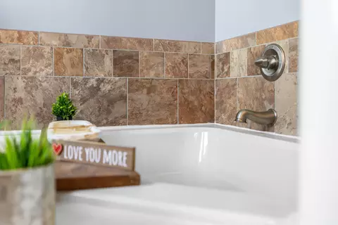 Bath - 1073 Pendleton Dr, Waynesboro, VA 22980 photo 4 of 8