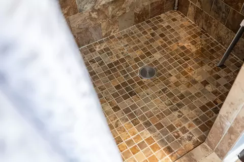 Bath - 1073 Pendleton Dr, Waynesboro, VA 22980 photo 5 of 8
