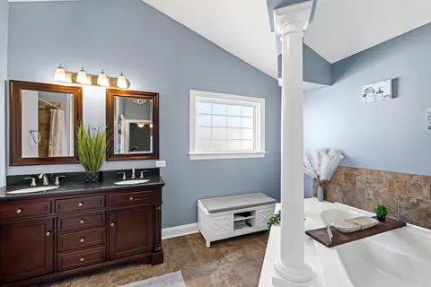 Bath - 1073 Pendleton Dr, Waynesboro, VA 22980 photo 2 of 8