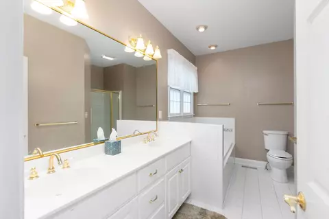 Bath - 112 Kings Ct, Waynesboro, VA 22980 photo 1 of 8