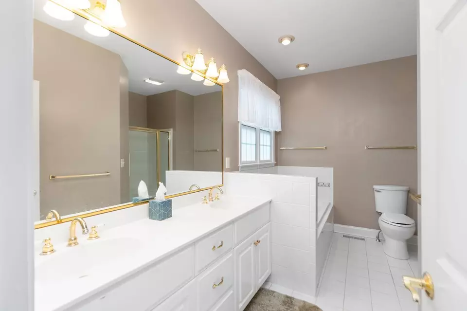 Bath - 112 Kings Ct, Waynesboro, VA 22980 photo 1 of 8