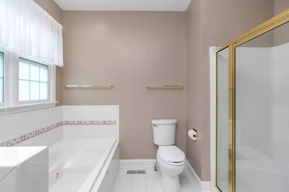 Bath - 112 Kings Ct, Waynesboro, VA 22980 photo 3 of 8
