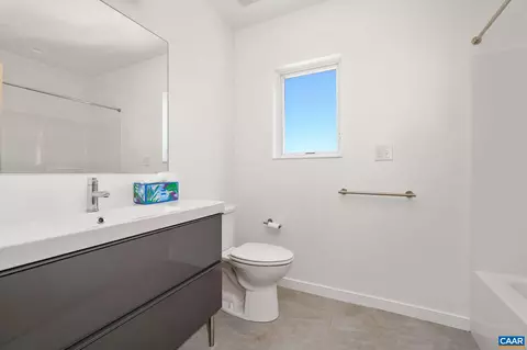 Bath - 1130 E High St E #J, Charlottesville, VA 22902 photo 4 of 4