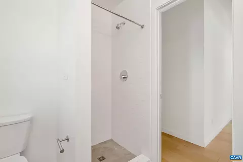 Bath - 1130 E High St E #J, Charlottesville, VA 22902 photo 3 of 4