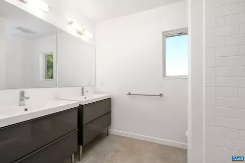 Bath - 1130 E High St E #J, Charlottesville, VA 22902 photo 1 of 4
