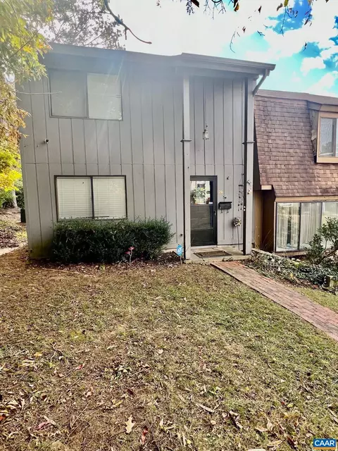 26 Woodlake Dr, Charlottesville, VA 22901