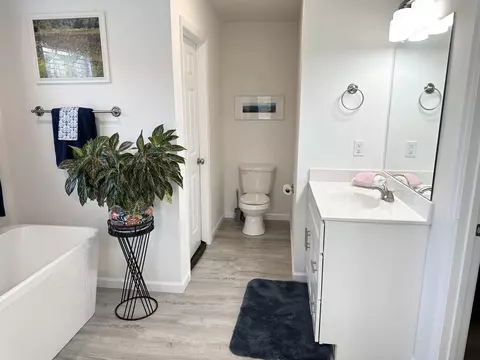 Bath - 51 Meriwether Cir, Stuarts Draft, VA 24477 photo 2 of 9