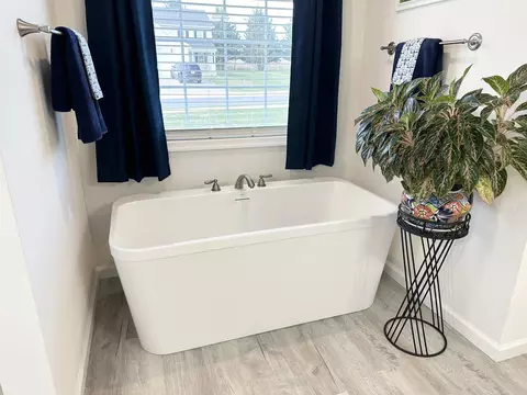 Bath - 51 Meriwether Cir, Stuarts Draft, VA 24477 photo 5 of 9