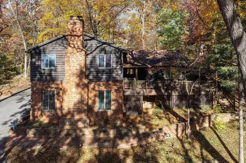 211 Oak Ridge Cir, Staunton, VA 24401