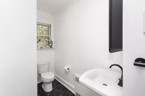 Bath - 548 Pine Ave, Waynesboro, VA 22980 photo 3 of 10