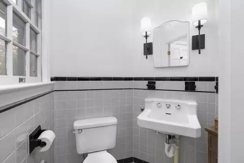 Bath - 548 Pine Ave, Waynesboro, VA 22980 photo 1 of 10