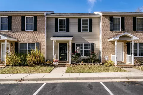 105 13th St #D, Grottoes, VA 24441