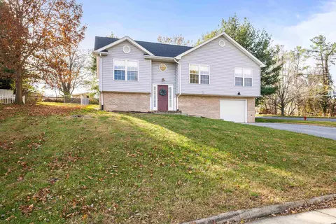 656 Edwardian Ln, Waynesboro, VA 22980