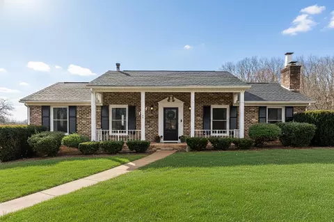 1222 Pinehurst Rd, Staunton, VA 24401