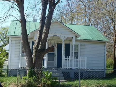 2008 First St, Staunton, VA 24401