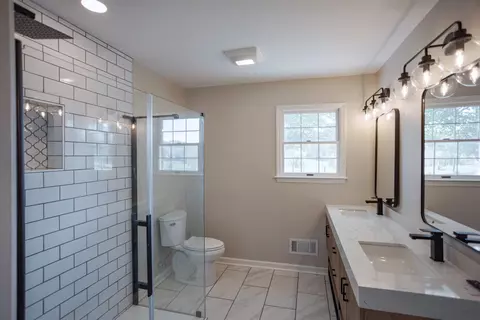 Bath - 2834 Brownsburg Tpke, Raphine, VA 24472 photo 6 of 7