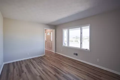 Living - 2834 Brownsburg Tpke, Raphine, VA 24472 photo 6 of 7