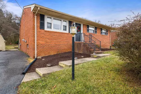 1124 S Winchester Ave S, Waynesboro, VA 22980