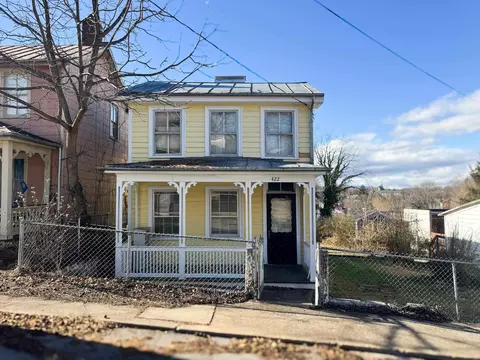 422 N Market St N, Staunton, VA 24401