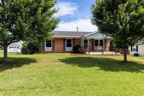 38 Greenbriar Ln, Stuarts Draft, VA 24477