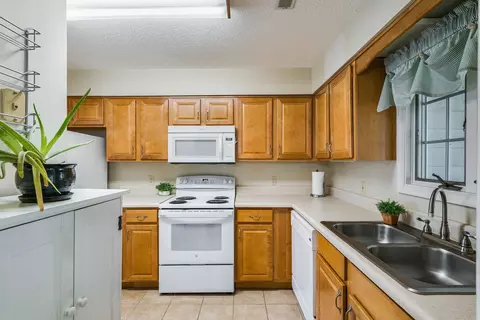 Kitchen - 2015 Hampton Dr, Waynesboro, VA 22980 photo 1 of 3