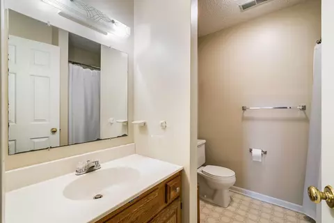 Bath - 2015 Hampton Dr, Waynesboro, VA 22980 photo 2 of 3