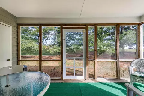 Exterior - 2015 Hampton Dr, Waynesboro, VA 22980 photo 4 of 10