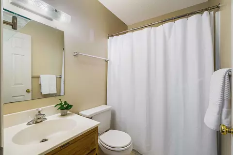 Bath - 2015 Hampton Dr, Waynesboro, VA 22980 photo 1 of 3