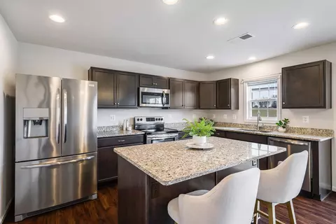 208 Oakbridge Dr, Waynesboro, VA 22980