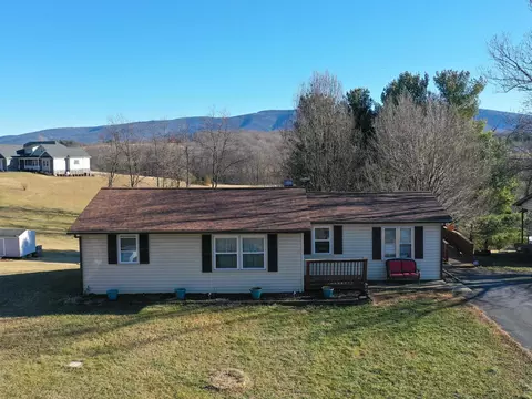 13 Indian Ridge Rd, Greenville, VA 24440