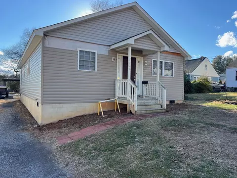 2014 First St, Staunton, VA 24401
