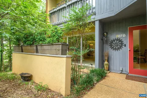 207 NW 2nd St NW #D, Charlottesville, VA 22902