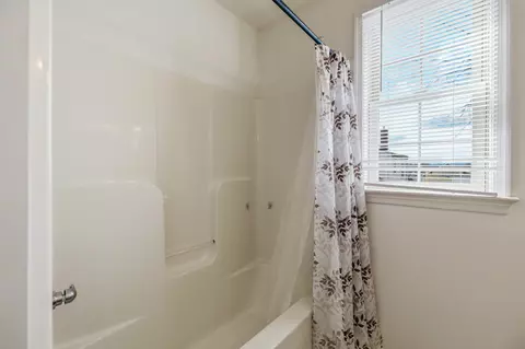 Bath - 620 Mason St, Dayton, VA 22821 photo 6 of 6