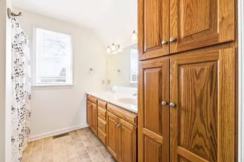 Bath - 620 Mason St, Dayton, VA 22821 photo 4 of 6