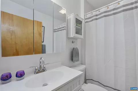 Bath - 33 Colonial Rd, Palmyra, VA 22963 photo 2 of 2