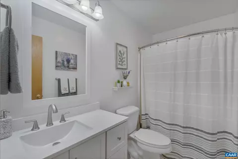 Bath - 33 Colonial Rd, Palmyra, VA 22963 photo 1 of 2