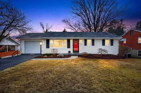 725 Aintree Pl, Staunton, VA 24401