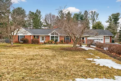 829 Greenway Cir, Waynesboro, VA 22980