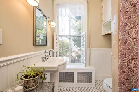 Bath - 428 Maple Ave, Waynesboro, VA 22980 photo 1 of 2