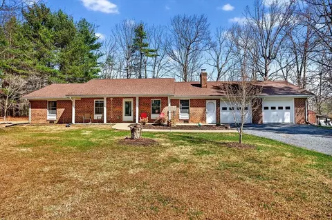 98 Oak St, Craigsville, VA 24430
