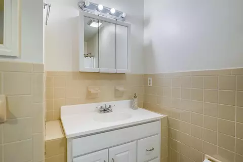 Bath - 28 Brighton Ct, Stuarts Draft, VA 24477 photo 3 of 3