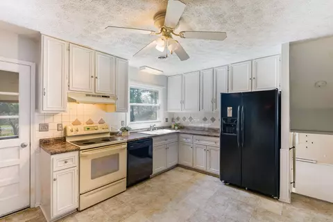 Kitchen - 28 Brighton Ct, Stuarts Draft, VA 24477 photo 2 of 5