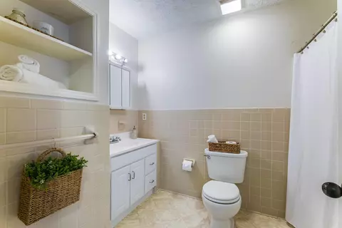 Bath - 28 Brighton Ct, Stuarts Draft, VA 24477 photo 2 of 3