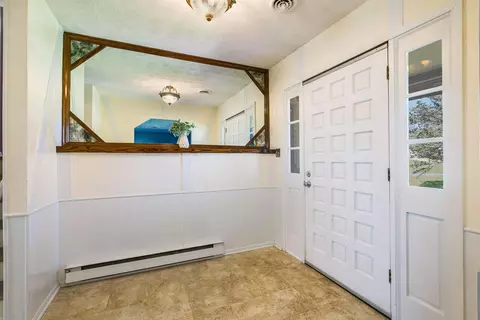 Entry Way - 28 Brighton Ct, Stuarts Draft, VA 24477 photo 2 of 3