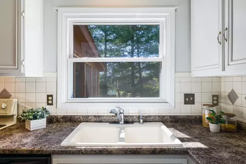 Kitchen - 28 Brighton Ct, Stuarts Draft, VA 24477 photo 4 of 5