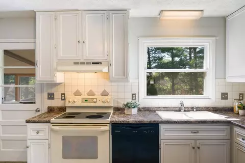 Kitchen - 28 Brighton Ct, Stuarts Draft, VA 24477 photo 3 of 5