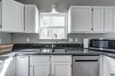 Kitchen - 15 Austin Dr, Palmyra, VA 22963 photo 4 of 5